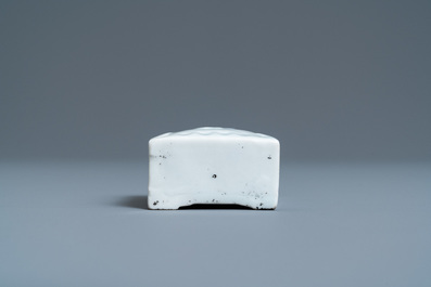 Un compte-gouttes en porcelaine de Cor&eacute;e en bleu et blanc, Joseon, 19&egrave;me