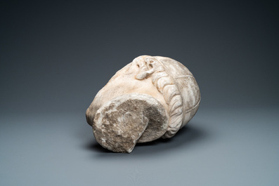 Une grande t&ecirc;te de pr&eacute;lat en marbre sculpt&eacute;, Italie, 17&egrave;me