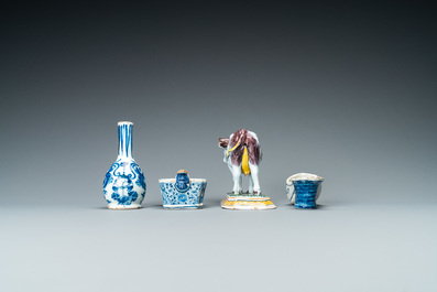 Een diverse collectie blauw-wit en polychroom Delfts aardewerk, 18/19e eeuw