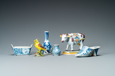 Une collection de six pi&egrave;ces en fa&iuml;ence de Delft en bleu et blanc et polychrome, 18/19&egrave;me