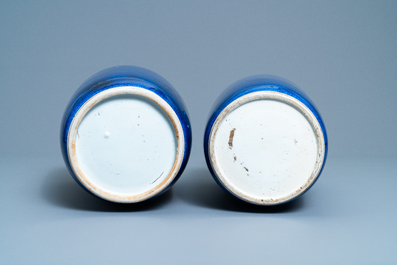 Une paire de vases de forme rouleau en porcelaine de Chine bleu poudr&eacute; monochrome, Kangxi