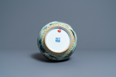 Un vase de forme bouteille en porcelaine de Chine famille rose &agrave; d&eacute;cor de chiens, marque de Qianlong