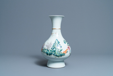 Un vase en porcelaine de Chine famille rose &agrave; d&eacute;cor de gar&ccedil;ons jouants, marque de Qianlong, R&eacute;publique