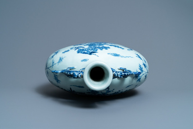 Un grand vase de type 'moonflask' en porcelaine de Chine en bleu et blanc, marque et &eacute;poque de Qianlong