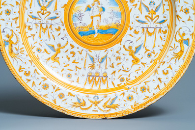 Un plat en fa&iuml;ence polychrome &agrave; d&eacute;cor d'un putto tenant un orbe entour&eacute; de grotesques, Willem Jansz. Verstraeten, Haarlem, 1645-1655