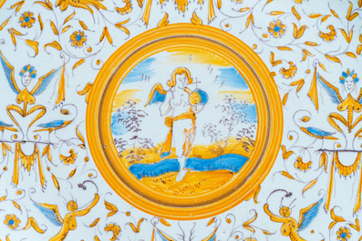 Un plat en fa&iuml;ence polychrome &agrave; d&eacute;cor d'un putto tenant un orbe entour&eacute; de grotesques, Willem Jansz. Verstraeten, Haarlem, 1645-1655