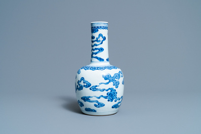 Un vase en porcelaine de Chine 'Bleu de Hue' pour le Vietnam, Kangxi