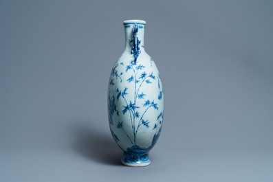 Een grote Chinese blauw-witte 'moonflask' vaas met herten, Qianlong merk en periode
