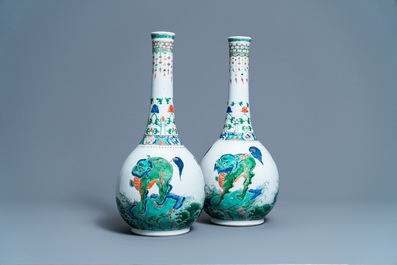 Een grote Chinese flesvormige famille verte vaas met mythische dieren, Kangxi