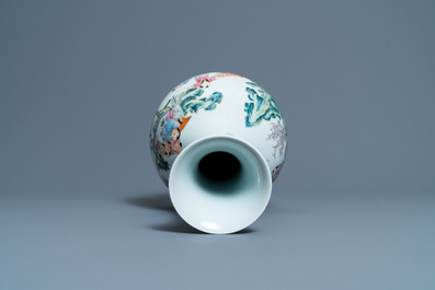 Un vase en porcelaine de Chine famille rose &agrave; d&eacute;cor de gar&ccedil;ons jouants, marque de Qianlong, R&eacute;publique