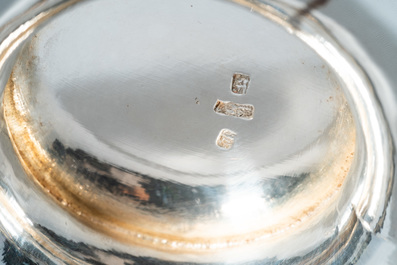 Un tazza et une coupe tripode &agrave; anse en argent, Sing Fat, Canton ou Shanghai, Chine, 19/20&egrave;me