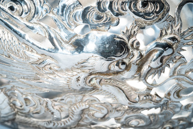 Un tazza et une coupe tripode &agrave; anse en argent, Sing Fat, Canton ou Shanghai, Chine, 19/20&egrave;me