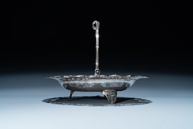 Un tazza et une coupe tripode &agrave; anse en argent, Sing Fat, Canton ou Shanghai, Chine, 19/20&egrave;me