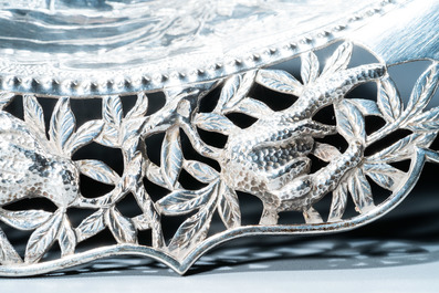 Un tazza et une coupe tripode &agrave; anse en argent, Sing Fat, Canton ou Shanghai, Chine, 19/20&egrave;me