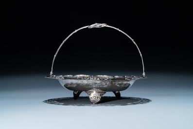 Un tazza et une coupe tripode &agrave; anse en argent, Sing Fat, Canton ou Shanghai, Chine, 19/20&egrave;me