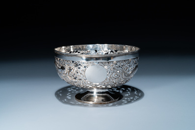 Un tazza et une coupe tripode &agrave; anse en argent, Sing Fat, Canton ou Shanghai, Chine, 19/20&egrave;me