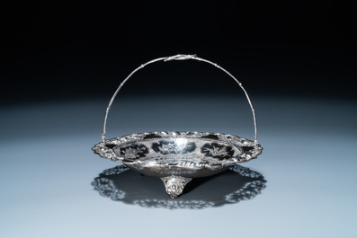 Un tazza et une coupe tripode &agrave; anse en argent, Sing Fat, Canton ou Shanghai, Chine, 19/20&egrave;me