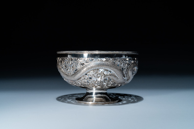 Un tazza et une coupe tripode &agrave; anse en argent, Sing Fat, Canton ou Shanghai, Chine, 19/20&egrave;me