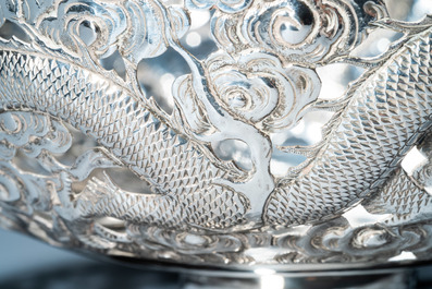 Un tazza et une coupe tripode &agrave; anse en argent, Sing Fat, Canton ou Shanghai, Chine, 19/20&egrave;me