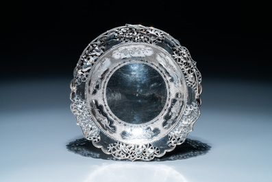 Un tazza et une coupe tripode &agrave; anse en argent, Sing Fat, Canton ou Shanghai, Chine, 19/20&egrave;me