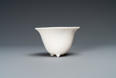 Un bol &agrave; vin tripod &agrave; inscription en porcelaine blanc de Chine de Dehua, Kangxi