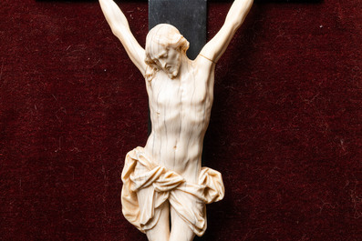 Une statue de Christ en ivoire mont&eacute; dans un cadre architectural de style n&eacute;ogothique, &eacute;cole de Bologne, Italie, 16/17&egrave;me