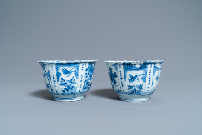 Une paire de bols en porcelaine de Chine en bleu et blanc de type kraak, Wanli