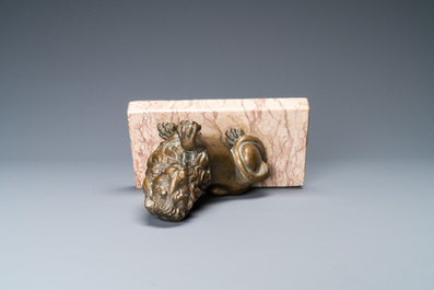 Un mod&egrave;le d'un lion en bronze sur socle en marbre, 17&egrave;me