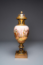 Un grand vase couvert figurant Napoleon en porcelaine dans le style de S&egrave;vres &agrave; monture en bronze dor&eacute;, sign&eacute; Desprez, France, 19&egrave;me