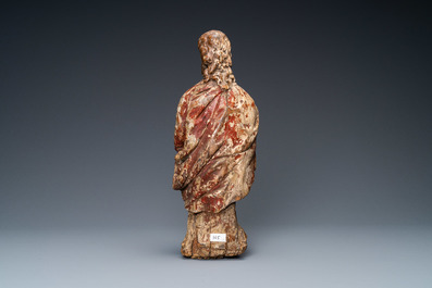 Een gepolychromeerde houten figuur van een evangelist, 16e eeuw