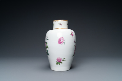 A vase with fine pink roses, A.R. mark for Augustus Rex, Meissen porcelain, 18th C.