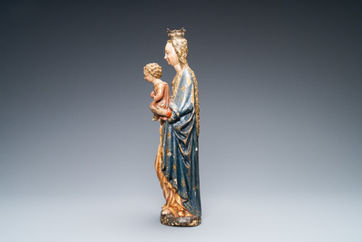 Une statue d'une Vierge &agrave; l'enfant en noyer polychrom&eacute; et dor&eacute; de type 'Poup&eacute;e de Malines', 1&egrave;re moiti&eacute; du 16&egrave;me