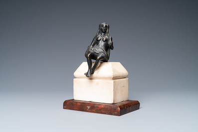 Une statue d'une jeune femme assise couverte d&rsquo;un linge pudique en bronze patin&eacute; noir sur socle en marbre, Italie, 16&egrave;me