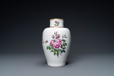 Un vase &agrave; d&eacute;cor de roses roses, porcelaine de Meissen, marque A.R. pour Augustus Rex, 18&egrave;me