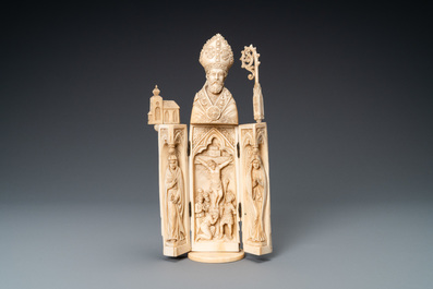 Une statue triptyque en ivoire repr&eacute;sentant un Saint Ev&ecirc;que fondateur, Dieppe, France, 19&egrave;me