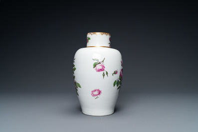 Un vase &agrave; d&eacute;cor de roses roses, porcelaine de Meissen, marque A.R. pour Augustus Rex, 18&egrave;me