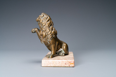 Een bronzen model van een leeuw op marmeren sokkel, 17e eeuw