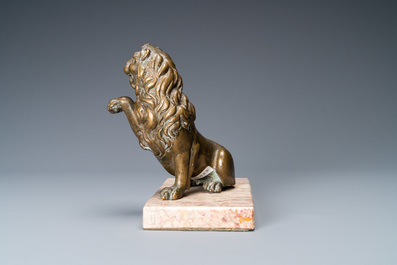 Un mod&egrave;le d'un lion en bronze sur socle en marbre, 17&egrave;me