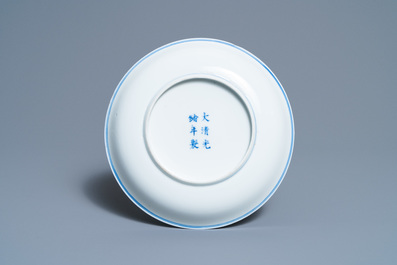 Een Chinees blauw-wit bord met floraal decor, Guangxu merk en periode
