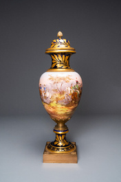 Un grand vase couvert figurant Napoleon en porcelaine dans le style de S&egrave;vres &agrave; monture en bronze dor&eacute;, sign&eacute; Desprez, France, 19&egrave;me