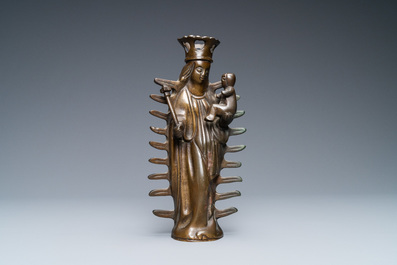 Un ornement de lustre en bronze en forme d'une Vierge &agrave; l'enfant, Flandres, 16&egrave;me