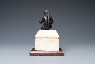 Une statue d'une jeune femme assise couverte d&rsquo;un linge pudique en bronze patin&eacute; noir sur socle en marbre, Italie, 16&egrave;me
