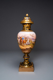 Un grand vase couvert figurant Napoleon en porcelaine dans le style de S&egrave;vres &agrave; monture en bronze dor&eacute;, sign&eacute; Desprez, France, 19&egrave;me