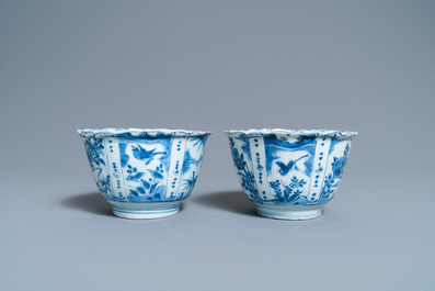 Une paire de bols en porcelaine de Chine en bleu et blanc de type kraak, Wanli