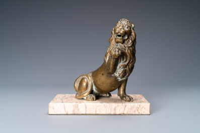 Un mod&egrave;le d'un lion en bronze sur socle en marbre, 17&egrave;me