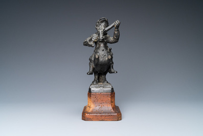 Un groupe repr&eacute;sentant Henri IV &agrave; cheval en bronze patin&eacute; noir, vers 1600