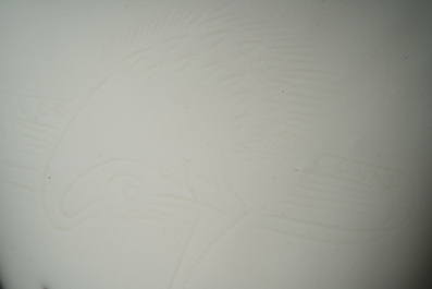 Een Chinese Dehua blanc de Chine driepotige wijnkom met inscriptie, Kangxi