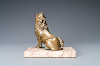 Een bronzen model van een leeuw op marmeren sokkel, 17e eeuw