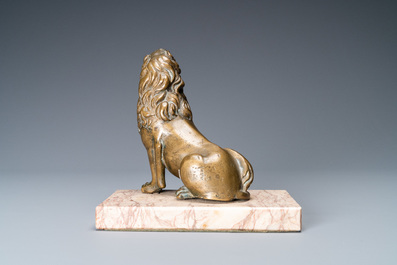 Un mod&egrave;le d'un lion en bronze sur socle en marbre, 17&egrave;me