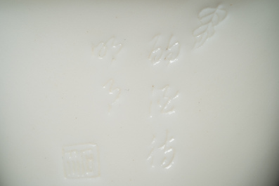 Een Chinese Dehua blanc de Chine driepotige wijnkom met inscriptie, Kangxi